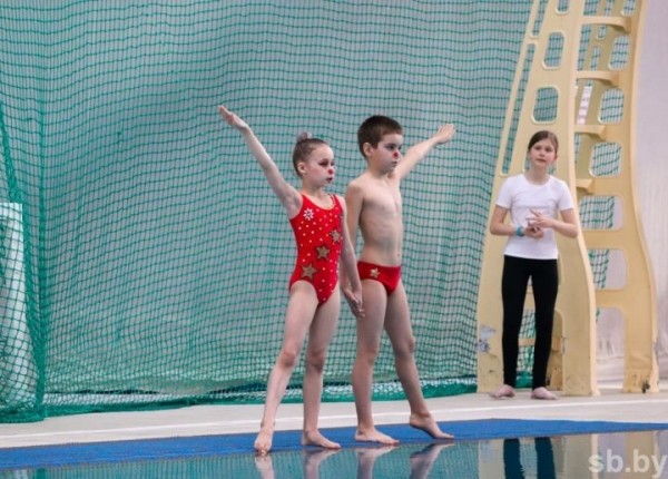 Открытое первенство по синхронному плаванию среди девочек и смешанных дуэтов прошло в Бресте. Фоторепортаж Открытое первенство по синхронному плаванию среди девочек и смешанных дуэтов прошло в Бресте. Фоторепортаж