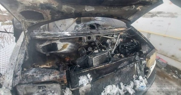 В Лунинце загорелся «Фольксваген» В Лунинце загорелся «Фольксваген»