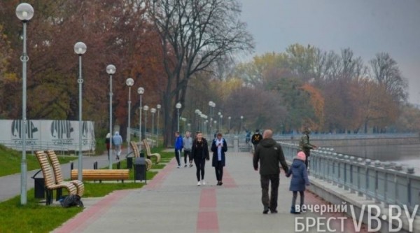 Брест. Посмотрите, как прекрасны обновленные Набережная и Городской сад осенью