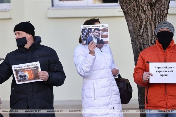 В Бресте люди пришли с плакатами к Генконсульству Украины