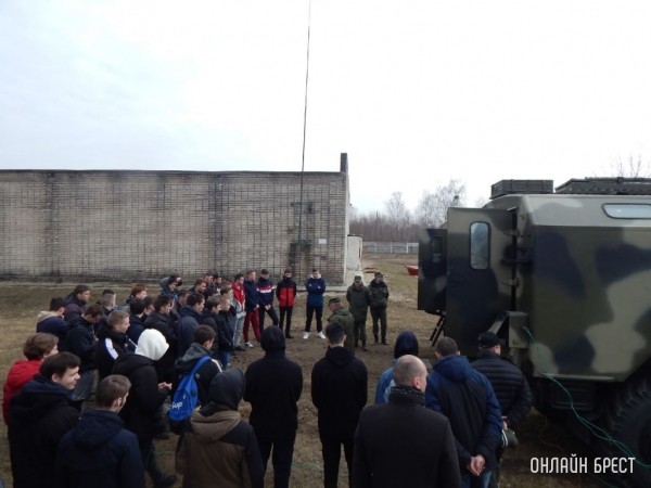 
                Учащиеся Брестского колледжа посетили солдатские казармы, тренировались в сборке автоматов, примеряли бронежилет
            