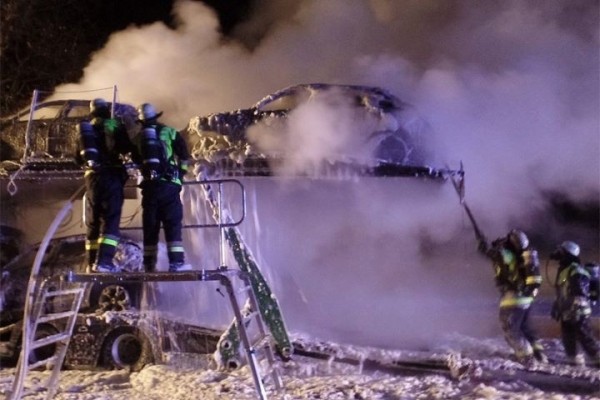 В Баварии сгорели 7 машин на автовозе, которые вез белорус