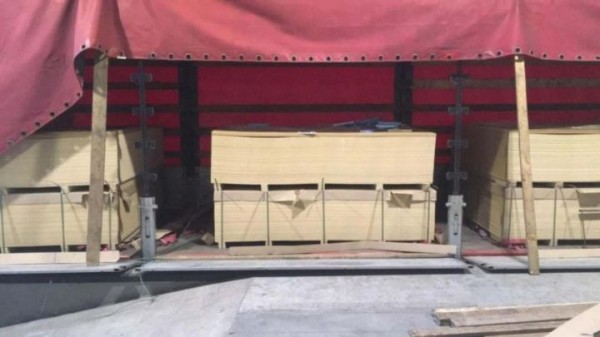 В тайниках-гробах литовские таможенники нашли белорусские сигареты почти на 350 тыс евро. Водителя арестовали на 20 дней