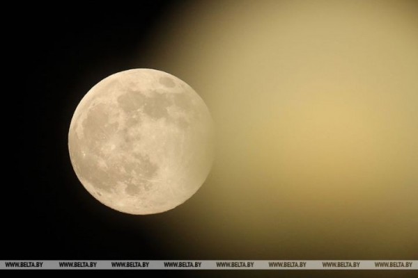 Фотофакт. Жители Беларуси в ночь с 26 на 27 апреля могут наблюдать первое Суперлуние