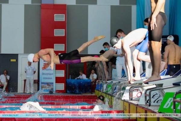 Открытый чемпионат Беларуси по плаванию проходит в Бресте. Фоторепортаж