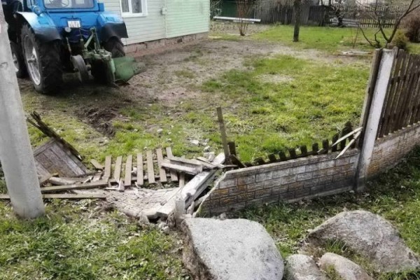 В Кобринском районе трактор врезался в жилой дом. В крови водителя был обнаружен алкоголь