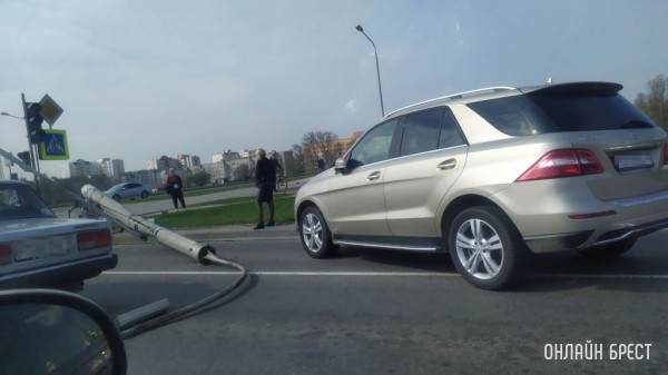 В Бресте на проспекте Республики сбили столб
В Бресте на проспекте Республики сбили столб