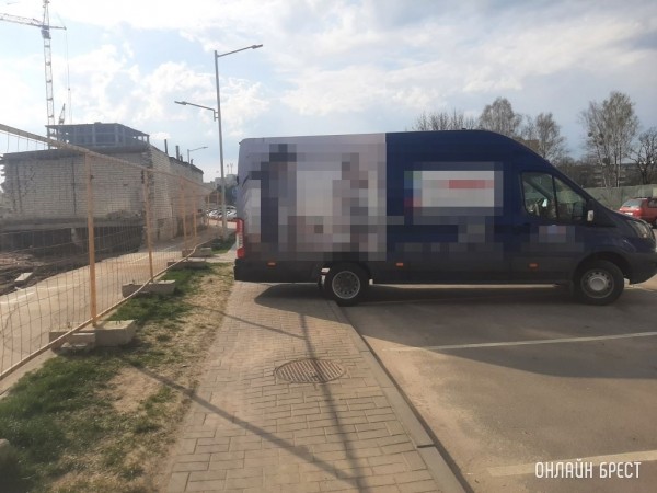 Правильно ли так парковать машины, когда задняя часть перекрывает тротуар?
Правильно ли так парковать машины, когда задняя часть перекрывает тротуар?