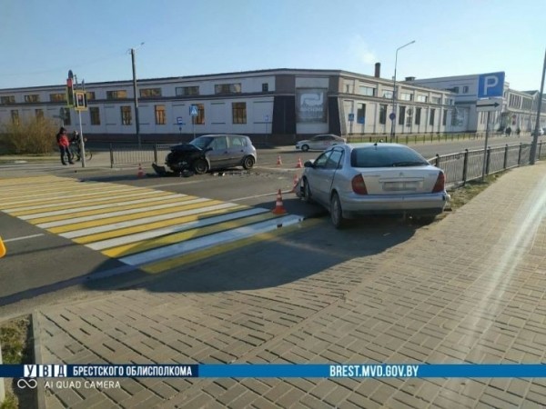 В Пинске серьёзно столкнулись два автомобиля В Пинске серьёзно столкнулись два автомобиля