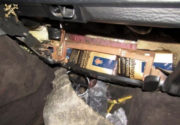 Брестские таможенники изъяли машину и автобус из-за спрятанных в тайниках товаров Брестские таможенники изъяли машину и автобус из-за спрятанных в тайниках товаров