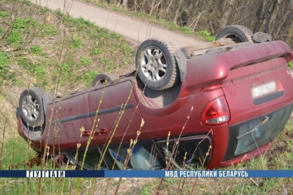 Жительница Бреста с детьми съехала в мелиоративный канал и опрокинулась