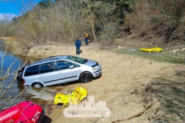 Посмотрите, как в Гродно вытаскивали Volkswagen, который ночью скатился в Неман Посмотрите, как в Гродно вытаскивали Volkswagen, который ночью скатился в Неман