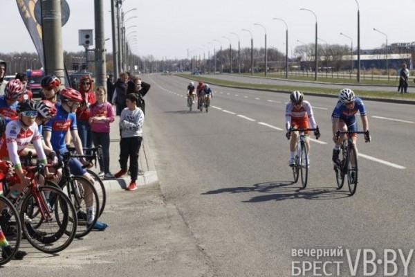 В Бресте и районе вовсю гоняли велосипедисты. Фоторепортаж В Бресте и районе вовсю гоняли велосипедисты. Фоторепортаж