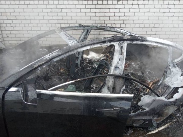 В Могилеве дотла сгорела Tesla Model 3. Какую причину возгорания назвали в МЧС?