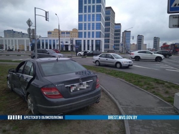 В Бресте на перекрёстке Махновича-Варшавского шоссе столкнулись «Ауди» и «Мерседес»