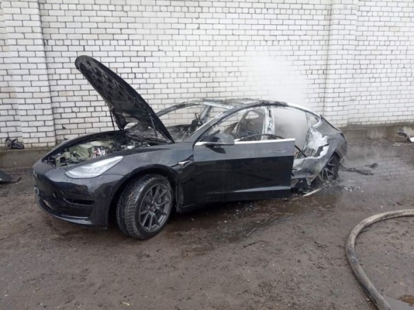 В Могилеве дотла сгорела Tesla Model 3. Какую причину возгорания назвали в МЧС?
