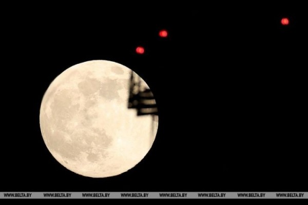 Фотофакт. Жители Беларуси в ночь с 26 на 27 апреля могут наблюдать первое Суперлуние