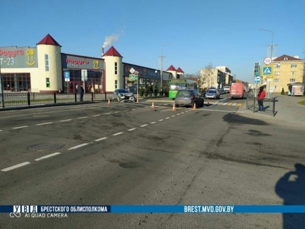 В Пинске серьёзно столкнулись два автомобиля В Пинске серьёзно столкнулись два автомобиля