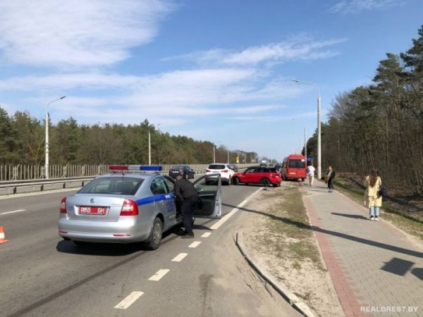 
                Маршрутка и два автомобиля. На выезде из Бреста произошло ДТП
            