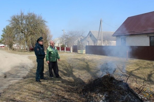 Брестские спасатели проводят рейды по предупреждению выжигания сухой растительности