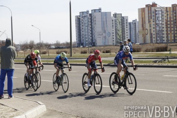 В Бресте и районе вовсю гоняли велосипедисты. Фоторепортаж В Бресте и районе вовсю гоняли велосипедисты. Фоторепортаж