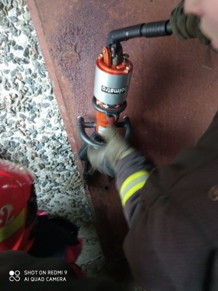 В Белоозерске спасатели освободили девочку, у которой рука застряла под металлической дверью