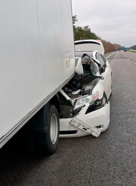 ДТП в попутном направлении: под Кобрином легковая Toyotа столкнулась с микроавтобусом Ford