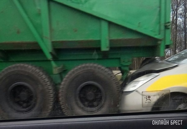 
                В Бресте такси врезалось в прицеп трактора
            
