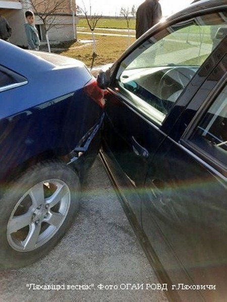 В Ляховичах водитель сдавал задним ходом и врезался в легковушку