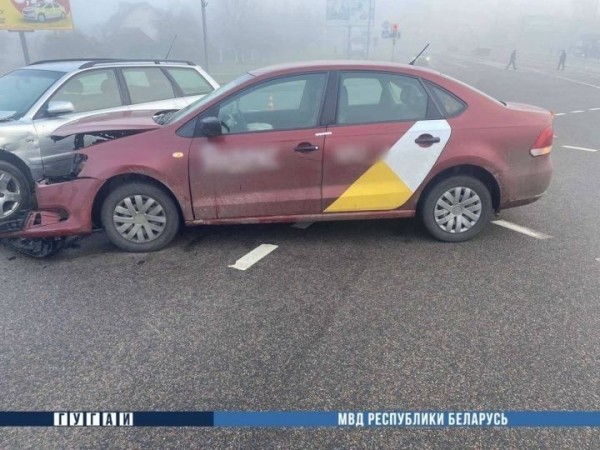 В Бресте на ул. Брестских Дивизий такси столкнулось с Audi