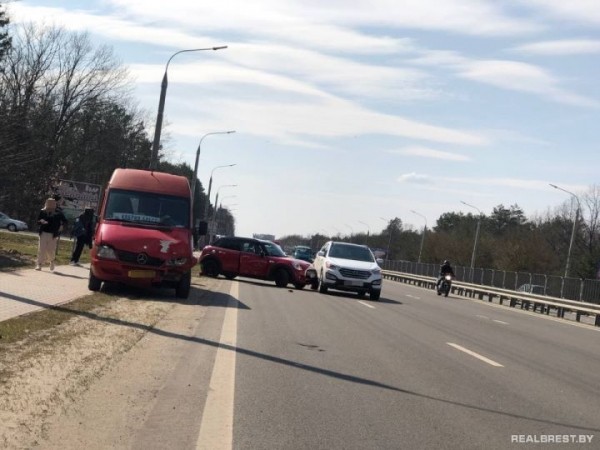 
                Маршрутка и два автомобиля. На выезде из Бреста произошло ДТП
            
