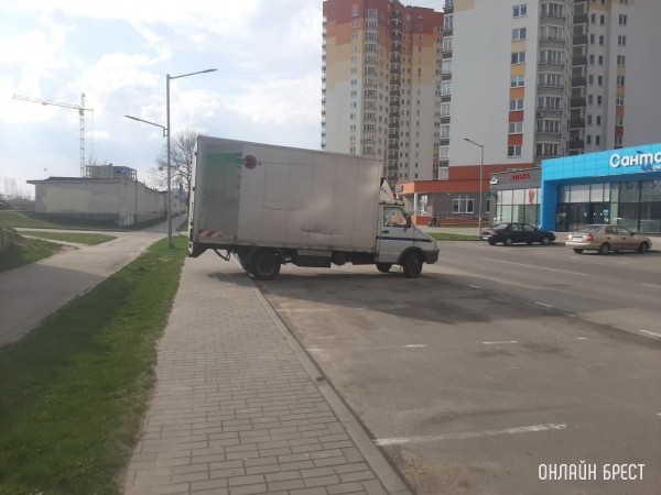 Правильно ли так парковать машины, когда задняя часть перекрывает тротуар?
Правильно ли так парковать машины, когда задняя часть перекрывает тротуар?