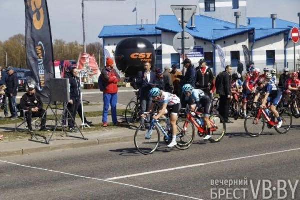 В Бресте и районе вовсю гоняли велосипедисты. Фоторепортаж В Бресте и районе вовсю гоняли велосипедисты. Фоторепортаж