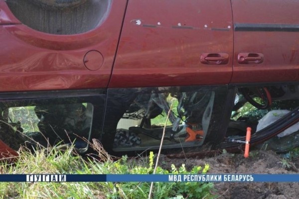 Жительница Бреста с детьми съехала в мелиоративный канал и опрокинулась