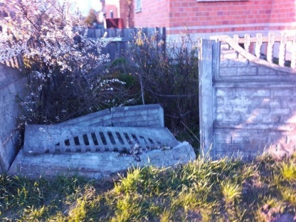 Пинск. Врезались на автомобиле в чужой забор и сбежали Пинск. Врезались на автомобиле в чужой забор и сбежали