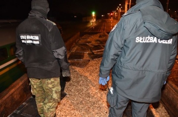 В Польше нашли беларусские сигареты в грузовых поездах из Беларуси В Польше нашли беларусские сигареты в грузовых поездах из Беларуси