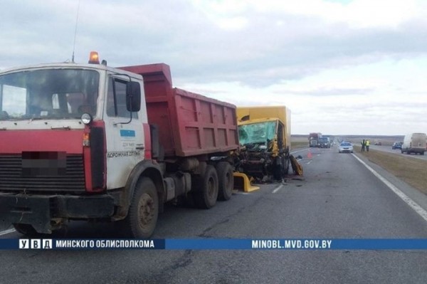 На трассе М1 Iveco врезался в МАЗ дорожной службы