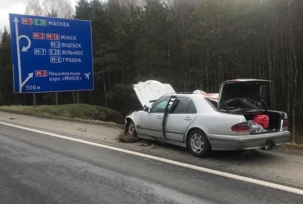 На М1 Mercedes сбил лося – водитель в реанимации, пострадал и пассажир