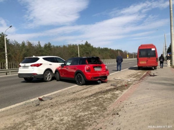 
                Маршрутка и два автомобиля. На выезде из Бреста произошло ДТП
            