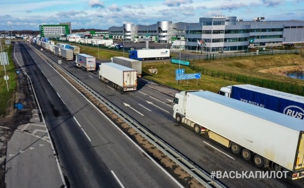 В Бресте на границе с Польшей большая очередь из фур
             
                В Бресте на границе с Польшей большая очередь из фур