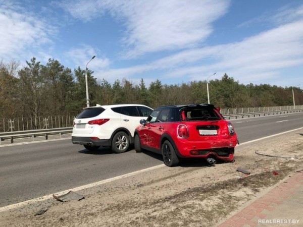 
                Маршрутка и два автомобиля. На выезде из Бреста произошло ДТП
            