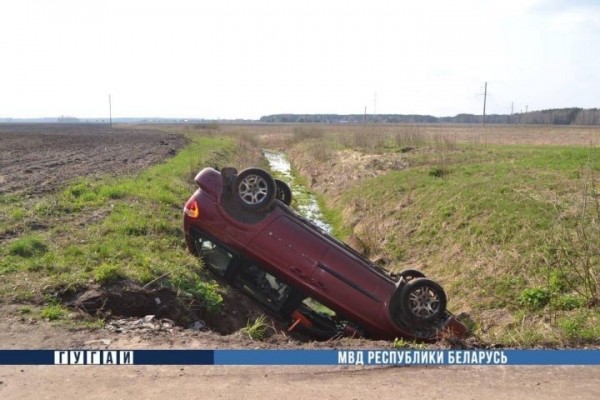 Жительница Бреста с детьми съехала в мелиоративный канал и опрокинулась