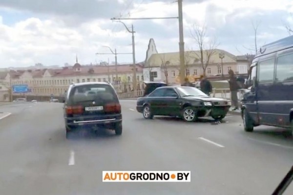 Драматичная авария в центре Гродно: можно было бы списать на скорость, но у водителя претензии к шиномонтажу Драматичная авария в центре Гродно: можно было бы списать на скорость, но у водителя претензии к шиномонтажу