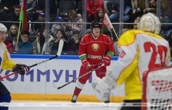 Хоккейная команда Лукашенко разгромила сборную Брестской области в первом матче финальной серии Хоккейная команда Лукашенко разгромила сборную Брестской области в первом матче финальной серии