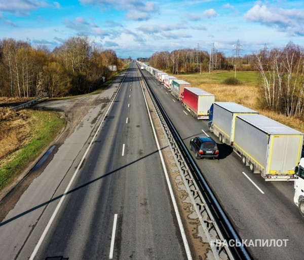 В Бресте на границе с Польшей большая очередь из фур
             
                В Бресте на границе с Польшей большая очередь из фур