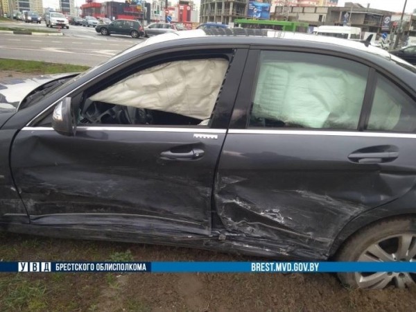 В Бресте на перекрёстке Махновича-Варшавского шоссе столкнулись «Ауди» и «Мерседес»