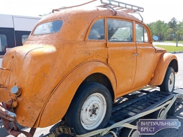 Смотрите, какой раритет стоит в Бресте у МРЭО ГАИ
             
                Смотрите, какой раритет стоит в Бресте у МРЭО ГАИ