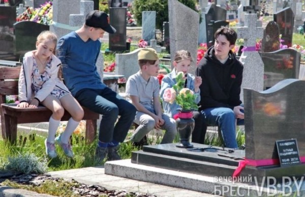 Жители Бреста на Радуницу пришли почтить память родных и близких. Фоторепортаж