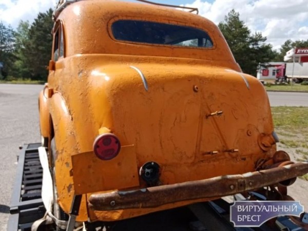 Смотрите, какой раритет стоит в Бресте у МРЭО ГАИ
             
                Смотрите, какой раритет стоит в Бресте у МРЭО ГАИ