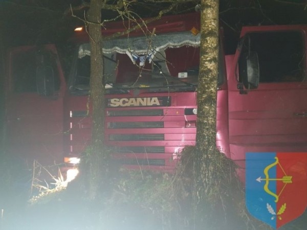 В Пинском районе грузовик выехал на «встречку», повредил две легковушки и ушел в кювет В Пинском районе грузовик выехал на «встречку», повредил две легковушки и ушел в кювет